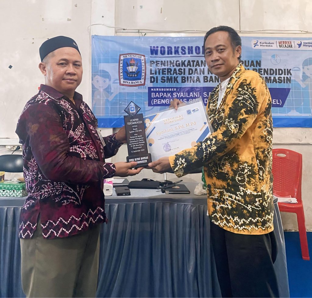 penyerahan sertifikat dan plakat workshop