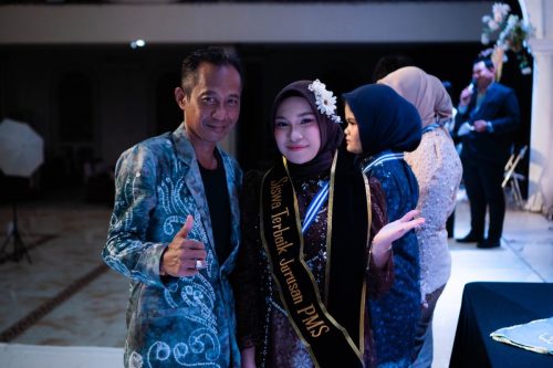Kepsek dan Siswa Berprestasi pada Perpisahan Kelas XII Tahun 2026
